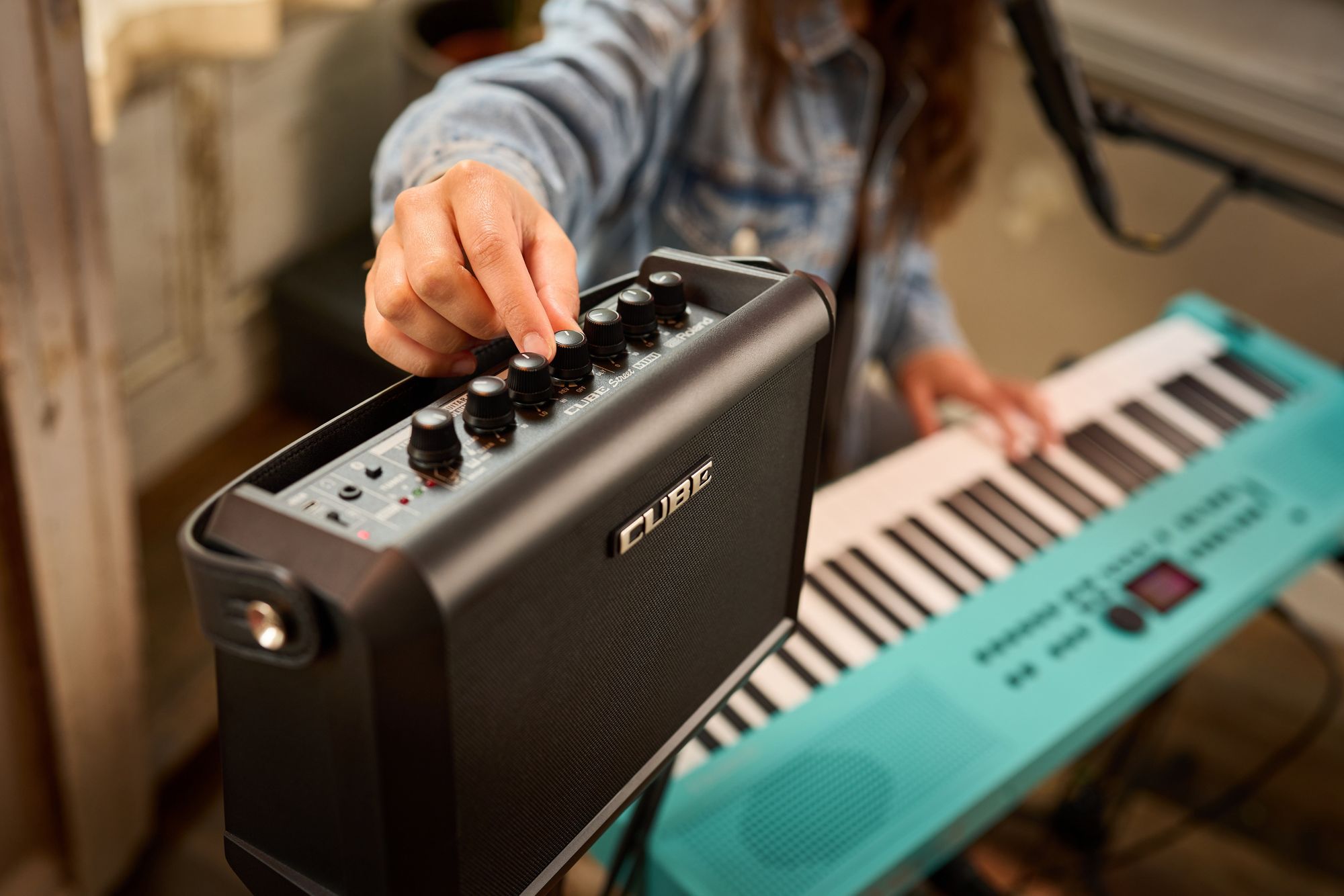 ROLAND CUBE Street MINI Wieloinstrumentowy Wzmacniacz na Baterie cube-st_mini_04-PressDealersJPG