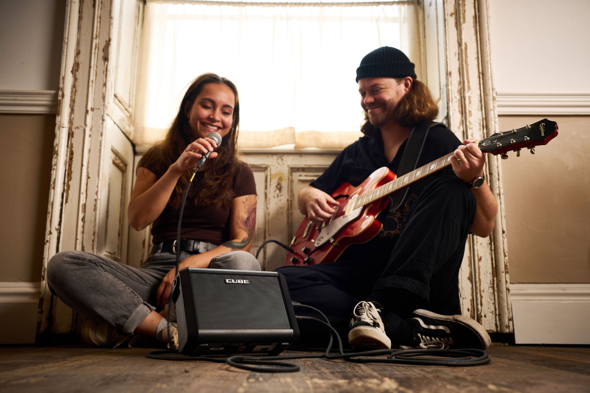 ROLAND CUBE Street MINI Wieloinstrumentowy Wzmacniacz na Baterie cube-st_mini_06-PressDealersJPG